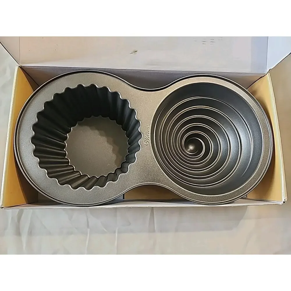 Wilton Giant Cupcake Pan 10 Cup Capacity NO RECIPE INSIDE